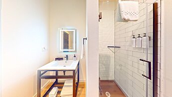 The Commons - Urban Coastal Lodging