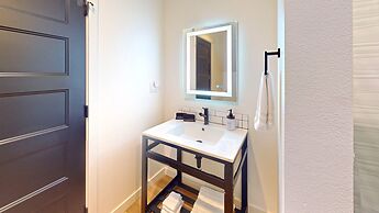 The Commons - Urban Coastal Lodging