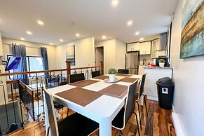 Chic Townhome with Garage Dt MTL