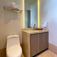 New Downtown Condo with Rooftop Pool