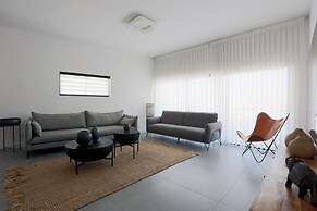 AirTLV-Bazel Apartment With Balcony