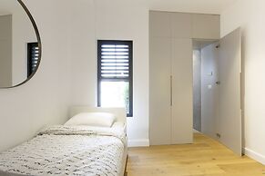 AirTLV-Bazel Apartment With Balcony