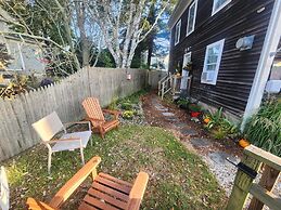 Marblehead Oasis 3 Bedroom Townhouse by RedAwning