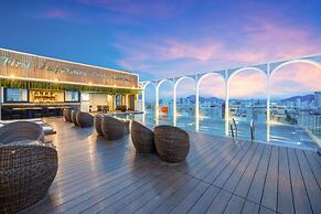 Golden Lotus Luxury Hotel Da Nang