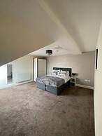 Central top Floor 2-bed Apartment in Swindon