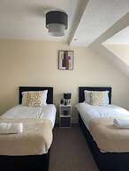 Central top Floor 2-bed Apartment in Swindon