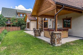 Cherry Drive 4 Bedroom Home by RedAwning