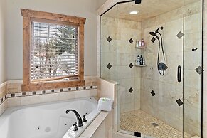 Cherry Drive 4 Bedroom Home by RedAwning