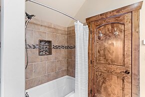 Cherry Drive 4 Bedroom Home by RedAwning