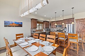 Cherry Drive 4 Bedroom Home by RedAwning