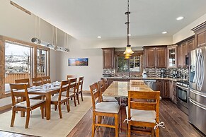 Cherry Drive 4 Bedroom Home by RedAwning