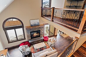 Cherry Drive 4 Bedroom Home by RedAwning