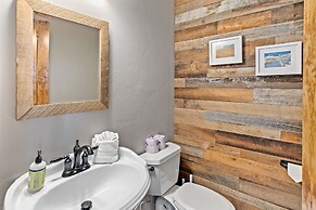 Cherry Drive 4 Bedroom Home by RedAwning