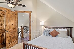 Cherry Drive 4 Bedroom Home by RedAwning