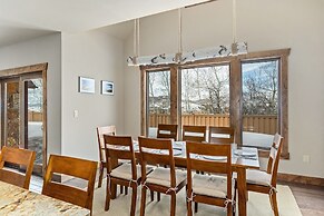 Cherry Drive 4 Bedroom Home by RedAwning