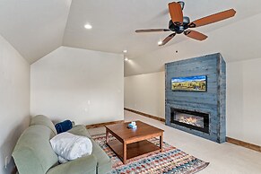 Cherry Drive 4 Bedroom Home by RedAwning