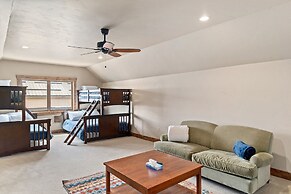 Cherry Drive 4 Bedroom Home by RedAwning