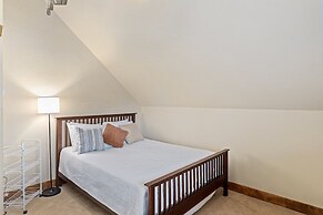 Cherry Drive 4 Bedroom Home by RedAwning