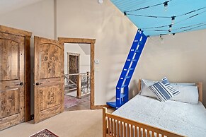 Cherry Drive 4 Bedroom Home by RedAwning