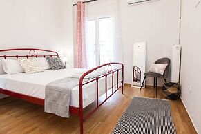 Modern New Apt next To Metaxourgeio