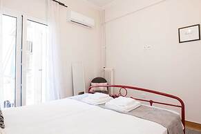 Modern New Apt next To Metaxourgeio