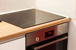 Modern New Apt next To Metaxourgeio