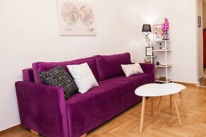 Modern New Apt next To Metaxourgeio