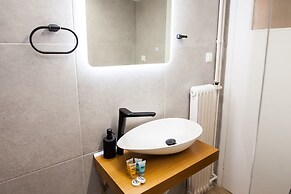 Modern New Apt next To Metaxourgeio