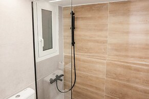 Modern New Apt next To Metaxourgeio