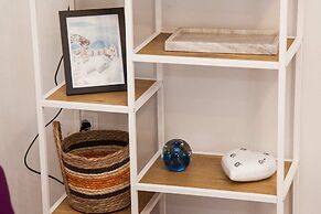 Modern New Apt next To Metaxourgeio