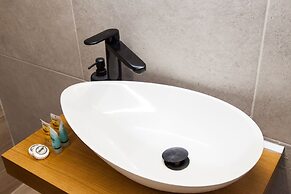 Modern New Apt next To Metaxourgeio