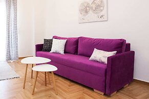 Modern New Apt next To Metaxourgeio