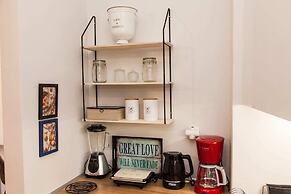 Modern New Apt next To Metaxourgeio