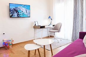 Modern New Apt next To Metaxourgeio