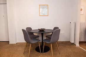 Modern New Apt next To Metaxourgeio