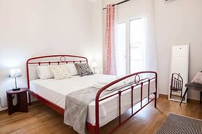 Modern New Apt next To Metaxourgeio