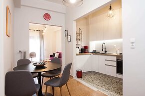 Modern New Apt next To Metaxourgeio