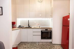 Modern New Apt next To Metaxourgeio