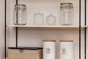 Modern New Apt next To Metaxourgeio