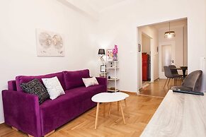 Modern New Apt next To Metaxourgeio