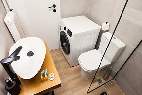 Modern New Apt next To Metaxourgeio