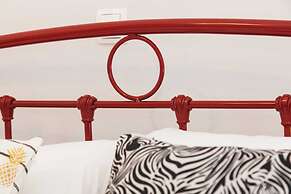 Modern New Apt next To Metaxourgeio