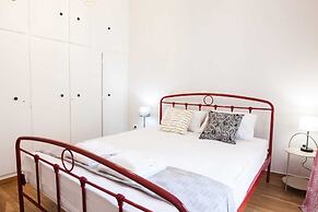 Modern New Apt next To Metaxourgeio