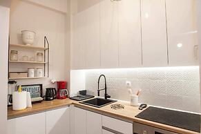 Modern New Apt next To Metaxourgeio