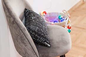 Modern New Apt next To Metaxourgeio