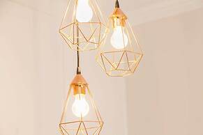 Modern New Apt next To Metaxourgeio