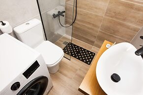 Modern New Apt next To Metaxourgeio