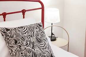 Modern New Apt next To Metaxourgeio