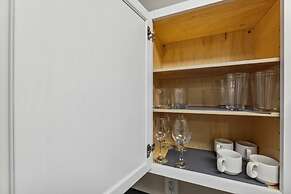 Stylish 1 BR Apartment w Movie Theater