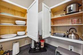 Stylish 1 BR Apartment w Movie Theater